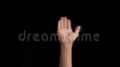 一只人的<strong>手举</strong>了起来，在黑色上显示了再见的标志。